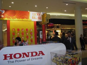 Sambut Imlek Honda Surabaya Center Bagi Angpau