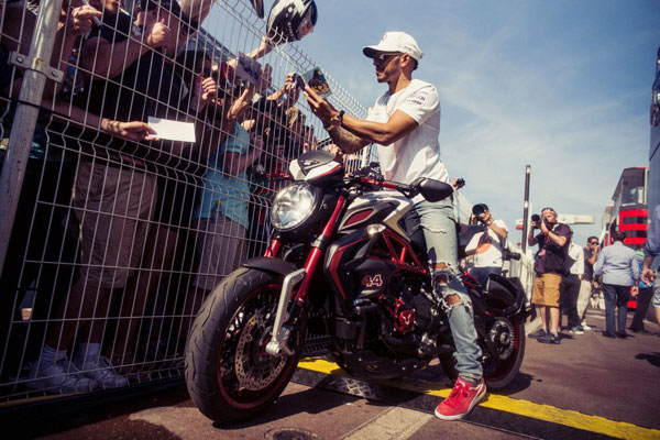 Duo Rider MotoGP Buka Pintu Lewis Hamilton
