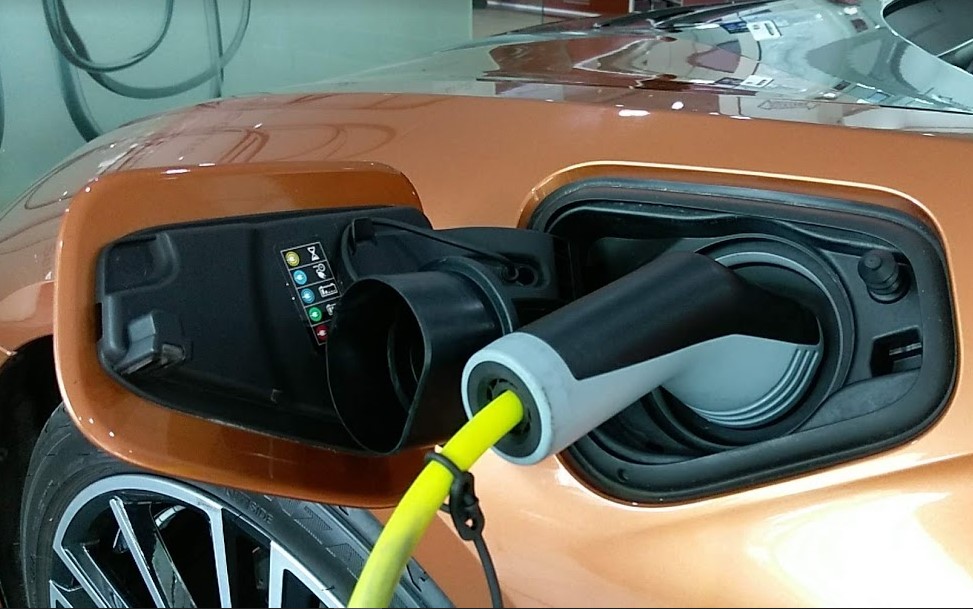Mobil listrik BMW i8 Roadster