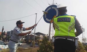 Tekan Angka Kecelakaan Jasa Raharja Bersih-Bersih Rambu