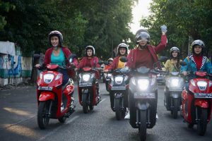 Biker Wanita Cek Motor Di AHASS Jatim & NTT Gratis Voucher