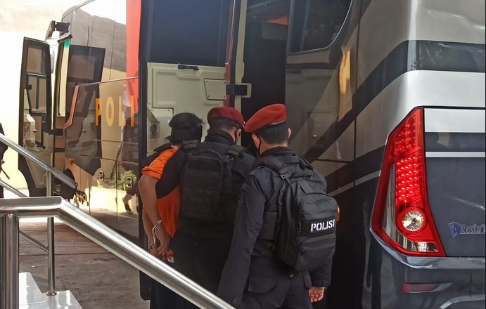 Dua Bus Hitam Polda Jatim Angkut 22 Teroris
