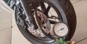 Tips Yamaha STSJ Cara Cek Tekanan Ban Motor Yang Benar