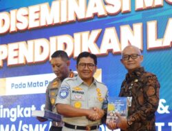 Tenaga Pengajar di Jatim Mendapatkan Buku Pendidikan Lalu Lintas Jasa Raharja & Korlantas Polri