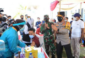 Forkopimda Jatim Tinjau Vaksinasi Door to Door Warga Papua di Surabaya