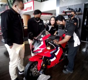 Maaf Honda CBR600RR Ber-DNA Balap Tak Bisa Wheelie