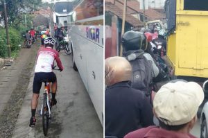 Tarwi Gotong Sepeda Akibat Kemacetan Truk Patah As