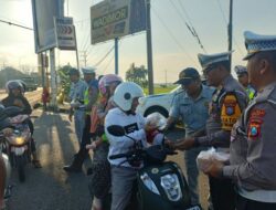 Jasa Raharja & Polres Ngawi Bagi Takjil Himbau Tertib Berlalu Lintas