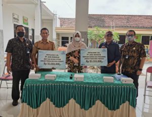 Jasa Raharja Jatim Serahkan Bantuan Kepada Kelompok Pengajian Tulungagung