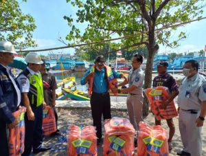 Serahkan Bantuan Life Jacket, Jasa Raharja Probolinggo Proaktif Selama Masa Pengamanan Nataru 2022