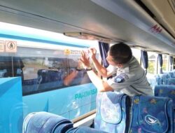 Stiker Himbauan Keselamatan di Armada Bus Wujud Proaktif Tekan Angka Kecelakaan Penumpang Umum
