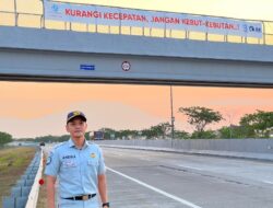 Jasa Raharja Pasang Spanduk Himbauan di Tol JNK KM 607 Madiun