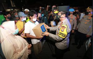 Kapolda Jatim Bagi Bansos & Ajak Patuh 5M