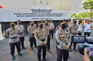 Polda Jatim Bagi 76 Ribu Bendera Merah Putih Indonesia Tangguh, Indonesia Tumbuh