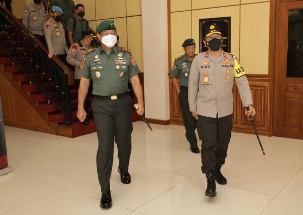 Kapolda Jatim Sambut Kunjungan Pangdiv II Kostrad