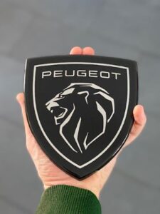 Logam Indium Superkonduktor di Emblem Peugeot Tahan Korosi & Ramah Radar