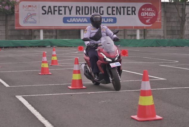MPM Safety Riding Course Asah Skill Berkendara Puluhan Karyawan Dishub Surabaya