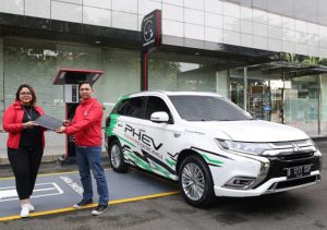 Edan Mitsubishi PHEV Seharga Rp 1 Milyar Jadi Taksi Online + Tebar Hadiah