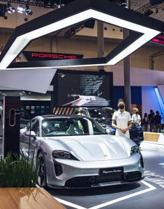 Beda Perlakuan Porsche di GIIAS 2022, Listrik di Dalam, Bensin di Luar