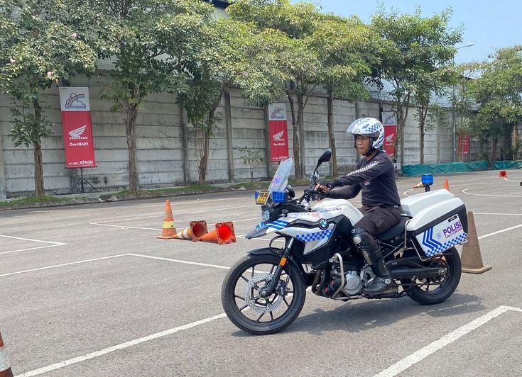Tim RAJAWALI Polrestabes Surabaya Timba Ilmu #Cari_Aman Berkendara di MPM Safety Riding Course