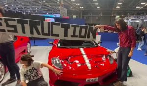Paris Motor Show Tercoreng Demonstran Lem Tangan di Ferrari Testarossa
