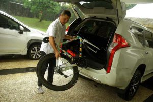 Rifat Sungkar Bagi Tips Bawa Sepeda di Mobil