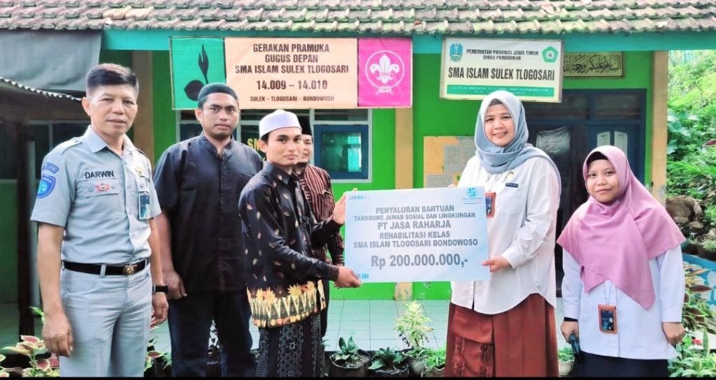 Jasa Raharja Jatim Serahkan Bantuan TJSL ke SMA Islam Sulek Tlogosari Bondowoso