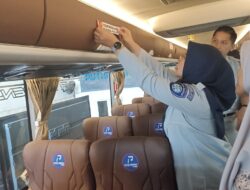 Jasa Raharja Proaktif Pasang Sticker Keselamatan Penumpang di Bus Pariwisata