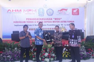 SMK Binaan AHM & MPM Honda Jatim Ada Kurikulum Teknik & Bisnis Sepeda Motor, Dimana?