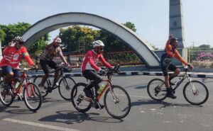 Tarwi Tuntaskan 30 Km Gowes Surabaya Sambut HUT-nya Ke-82