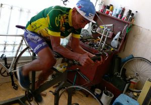 Ketika Tarwi Sang Legenda Balap Sepeda Turun Gunung
