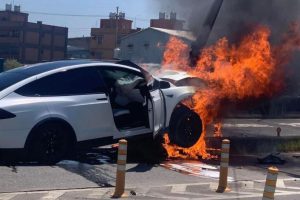 Tesla Model X Kakak Boboho Jimmy Lin Terbakar