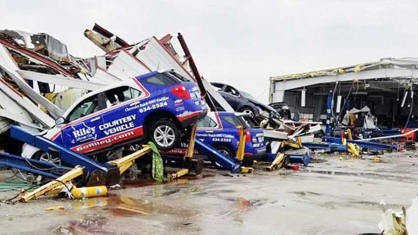 Dampak Tornado Ala Tsunami Mobil Pun Hancur