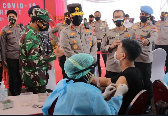 Sambut Bhayangkara Polda Jatim Kompak Vaksinasi Massal Seluruh Indonesia