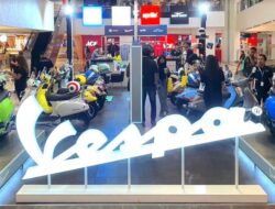 Vespa Primavera & Sprint Goda Pengunjung Tunjungan Plaza Surabaya
