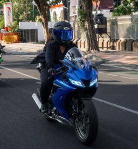 All New Yamaha R15 Jadi Pilihan Lady Biker Surabaya