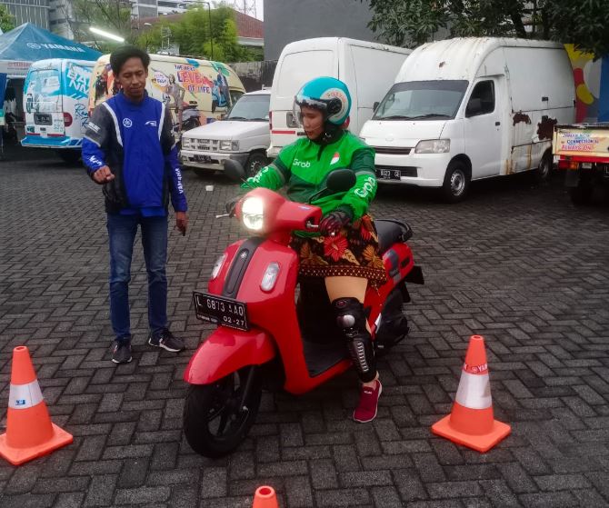 Yamaha STSJ Safety Riding Lady Biker