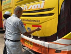 Upayakan Peningkatan Keselamatan Transportasi  Armada Bus, Jasa Raharja Pasang Sticker Reflektor