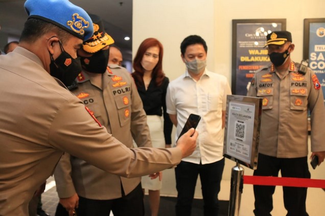 Kapolda Jatim Cek Vaksinasi dan Barcode Mall Surabaya