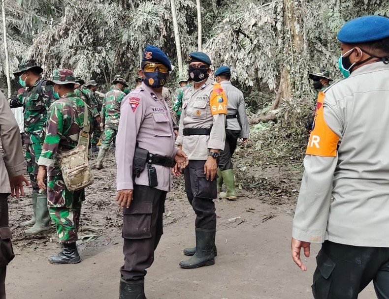 Panglima TNI, Kepala BNPB Pusat & Forkopimda Jatim Pantau Udara Bencana Erupsi Semeru